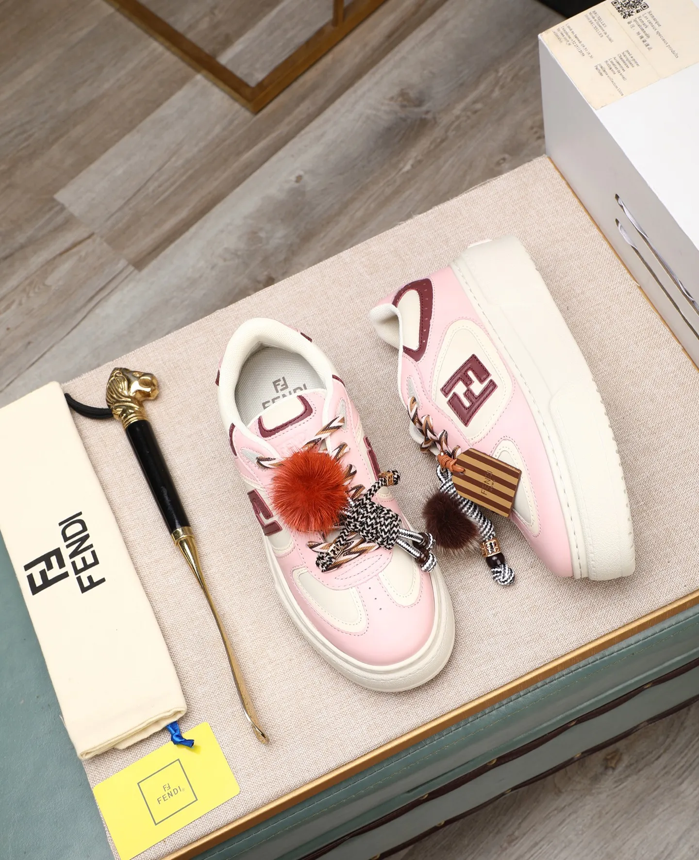 Men's shoes 💰740 Top quality Fendi Match series 25 latest colors Pendant thick sole lace casual FENDI Match lace. Made of light pink leather with white and ocher brown details. Contrast leather FF appliqué on the sides and hiking laces in white, pink and ocher brown. Thick rubber sole with oversized embossed FENDI lettering on the heel. Metal ring charm on the tongue: A small braided doll with contrasting mink fur details and gold metallic FF on the right shoe. The left shoe features a braided cord with contrasting mink double pom poms, metallic FF beads, and Pequin print pattern and logo. Upper: Original custom-made imported first-layer cowhide. Inner lining: Imported custom-made breathable mesh lining. Sole: Original open-molded ultra-light foam material. Bottom thickness: 5CM. Number of yards: women's 35-40 (custom-made 40 non-refundable).
